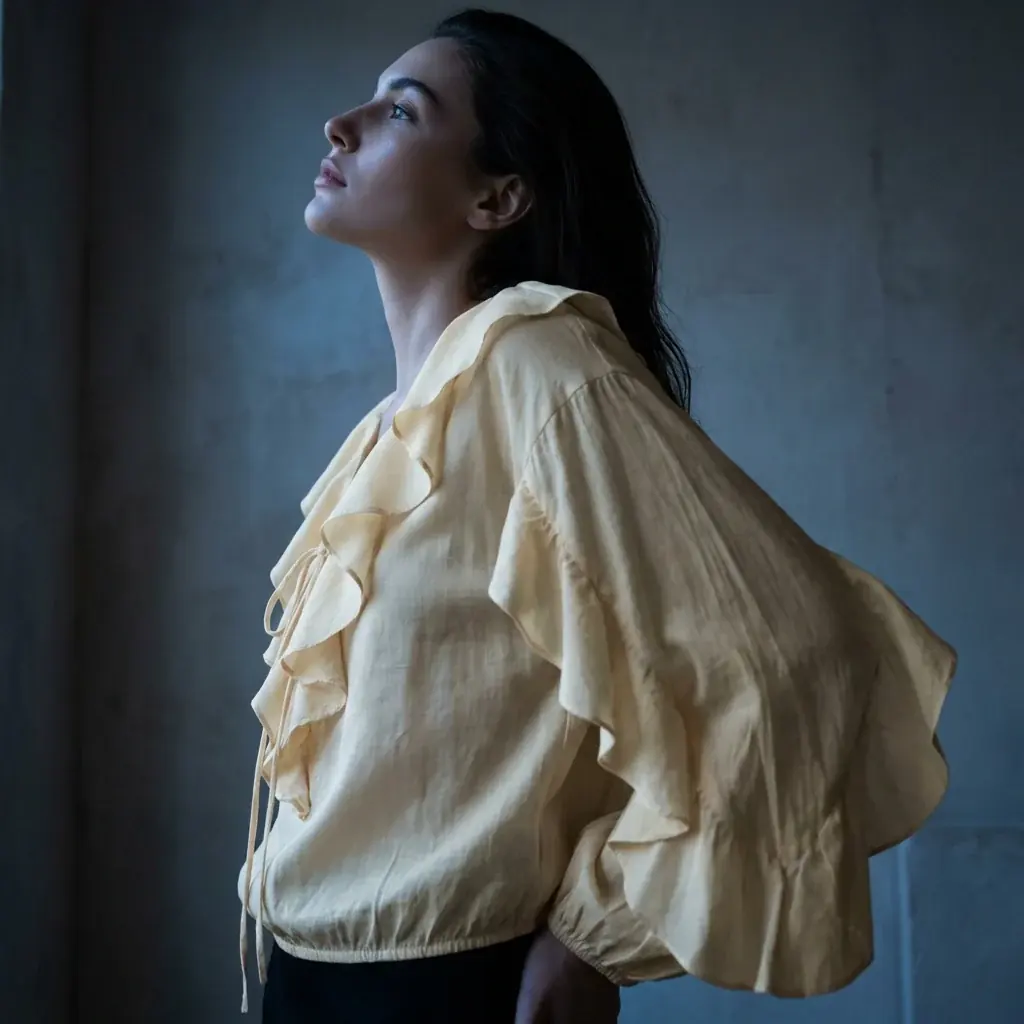 Fashion lifestyle image: cream jacket portrait
